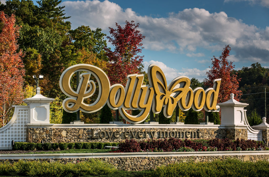 dollywoodsignbillboard1548 Oak Haven Resort & Spa